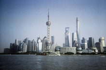 Load image into Gallery viewer, Lomography Simple Use 35mm Film Camera LomoChrome Metropolis